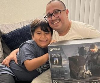 Joven recibe un Xbox Series X como regalo y se hace viral por su reacción