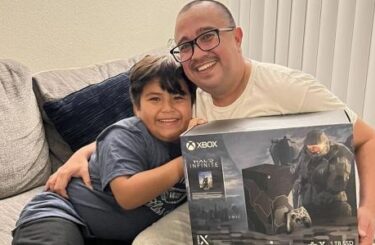Joven recibe un Xbox Series X como regalo y se hace viral por su reacción